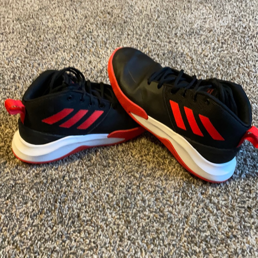 Adidas men’s basketball shoes. Size 9 1/2. Like new condition.